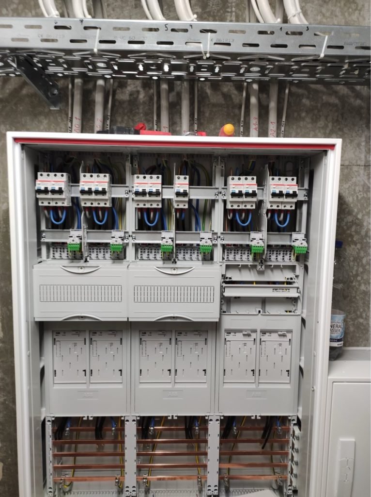Elektrický rozvádzač s osadenými ističmi