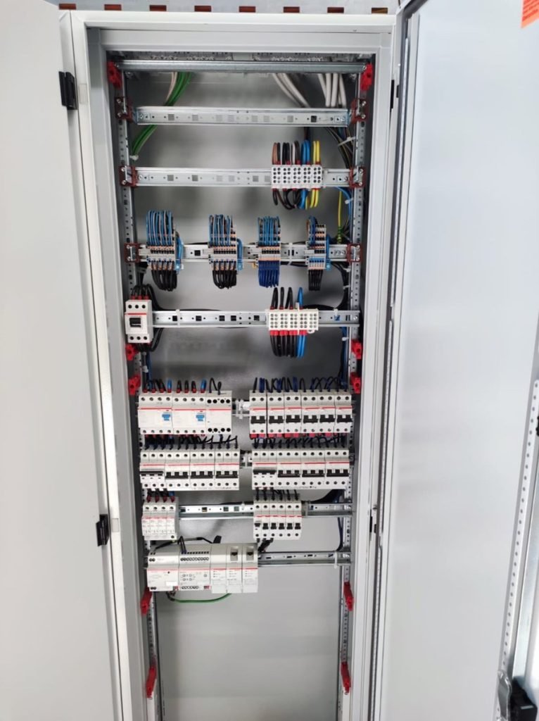 Zapojenie a vybavenie elektrického rozvádzača