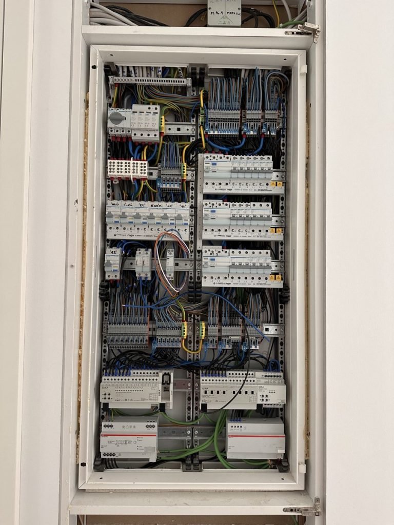 Osadený elektrický rozvádzač
